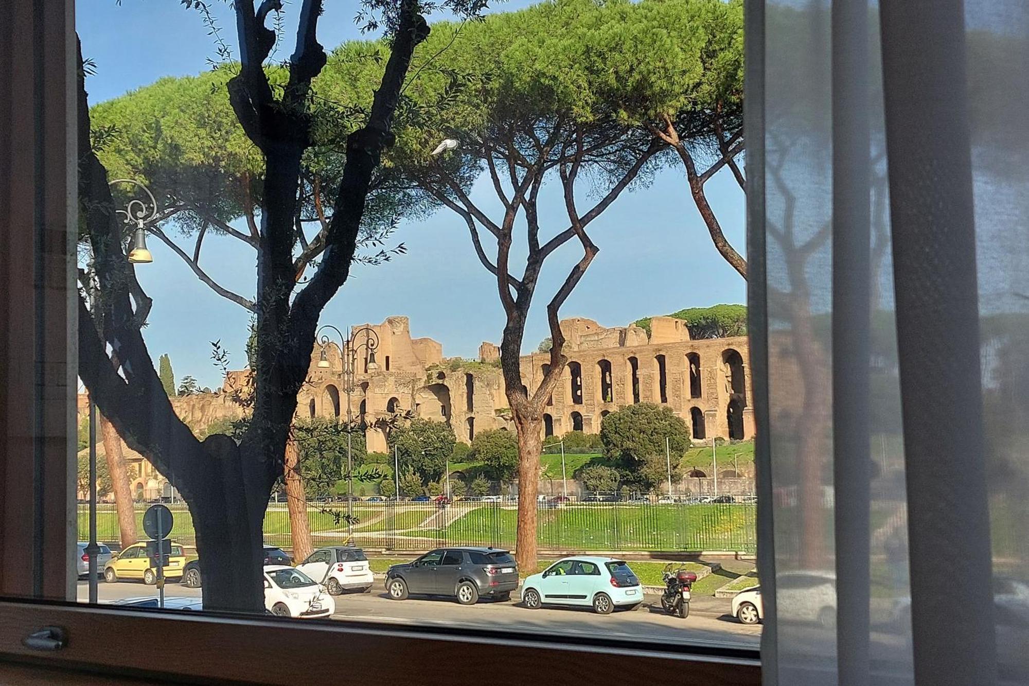 Ych-exclusive On Circus Maximus * Roma